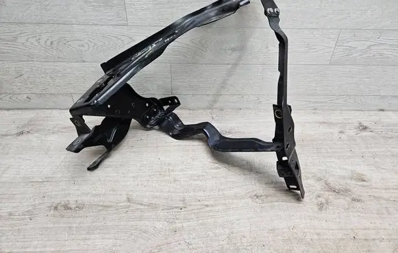 Mercedes-Benz C AMG W204 Headlight/headlamp mounting bracket A2046201191