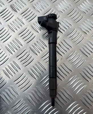 Volkswagen Golf VII Fuel injector 28370681 XK8A2TWZ0 0683926615H