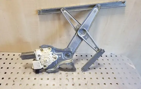 Toyota Corolla E120 E130 Front door window regulator with motor 992046100 0130822032 05077410
