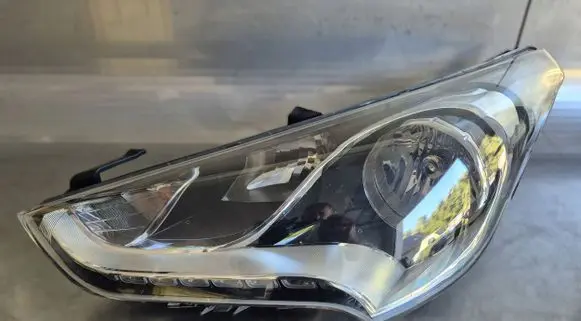 Hyundai Veloster Headlight/headlamp 2V030