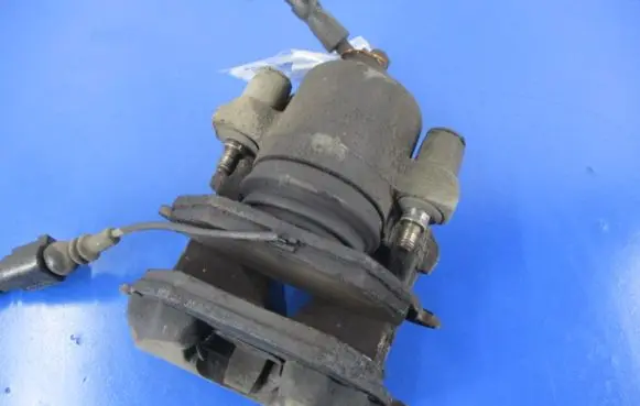 Volkswagen Jetta V Front brake caliper