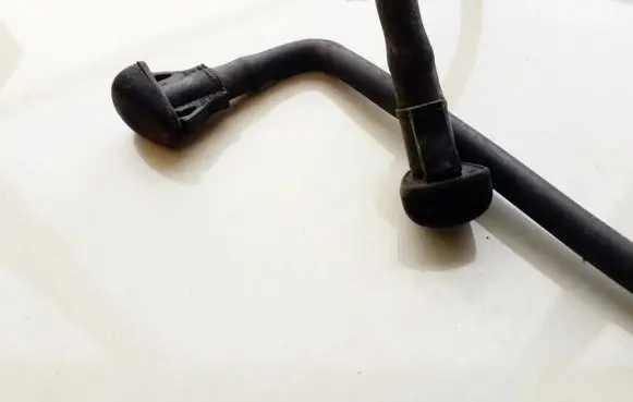Windshield washer spray nozzle