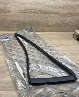 Hyundai Santa Fe Rubber seal front door window/glass HR523102