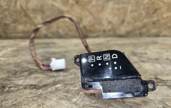 Infiniti QX80 Gear shift selector indicator 76L131