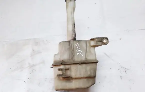 Hyundai Elantra Windshield washer fluid reservoir/tank