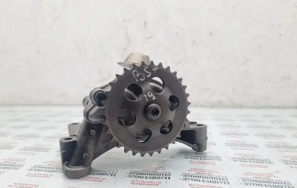 Volkswagen PASSAT B5.5 Oil pump 06A115121 06A115105B