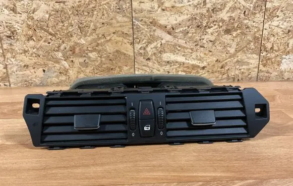 BMW 5 E60 E61 Dash center air vent grill 6910734