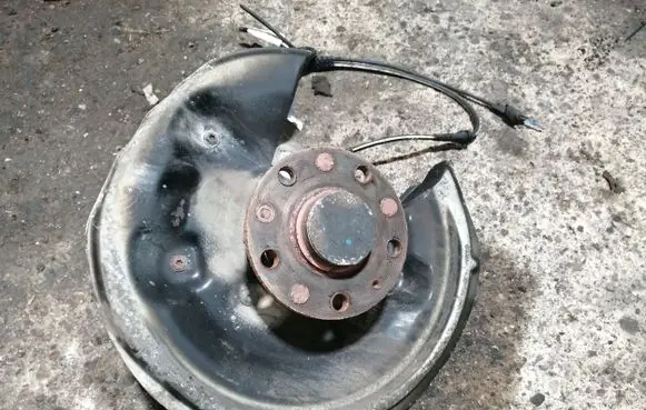 Volkswagen PASSAT B7 Rear wheel hub