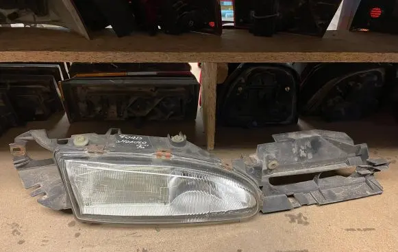 Ford Mondeo MK I Headlight/headlamp 93BG13N010AD 35381748