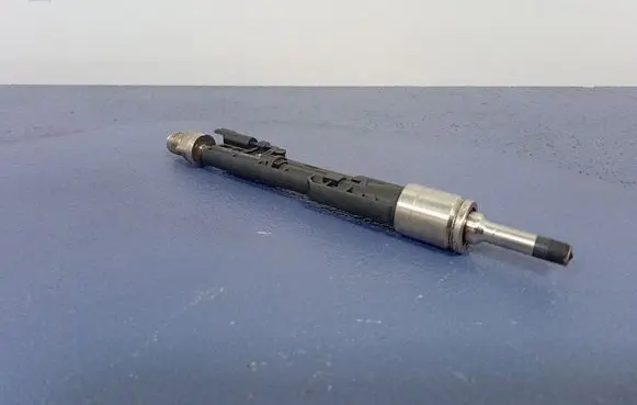 BMW 7 G11 G12 Fuel injector 8638255