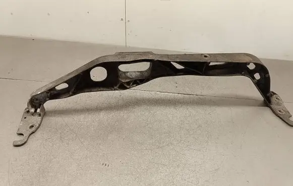 Engine mounting bracket