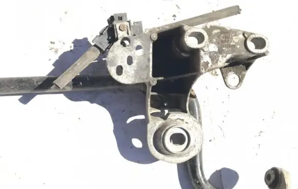Volkswagen PASSAT B5 Engine mounting bracket 4b0199352