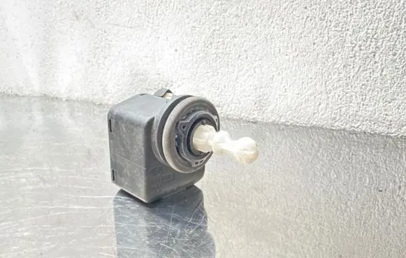 Opel Vectra C Headlight level adjustment motor 00883000