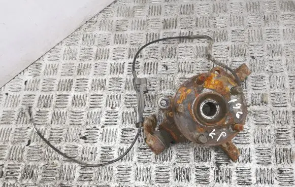 Toyota Corolla Verso AR10 Front wheel hub