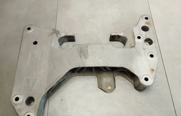 Gearbox mounting bracket