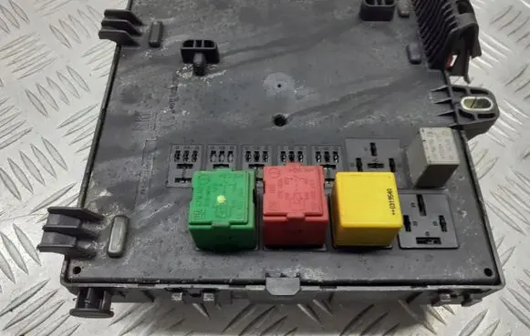 Opel Vectra C High voltage junction box 13112911