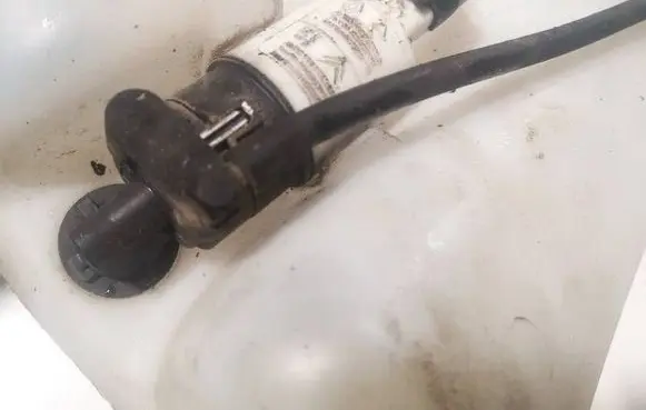 Renault Fluence Windscreen/windshield washer pump 9641553886