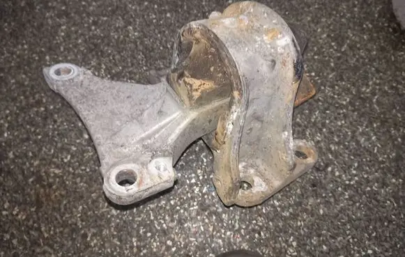Honda Civic Engine mount bracket