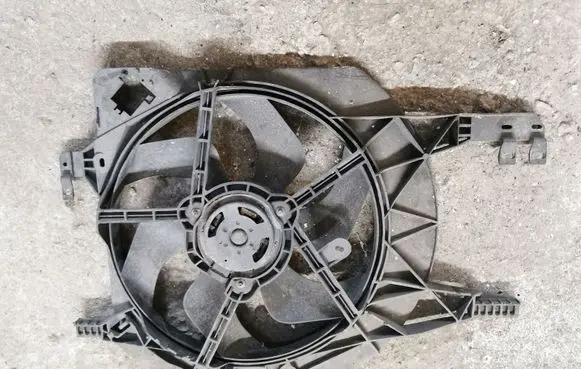 Opel Vivaro Radiator cooling fan shroud 1831983