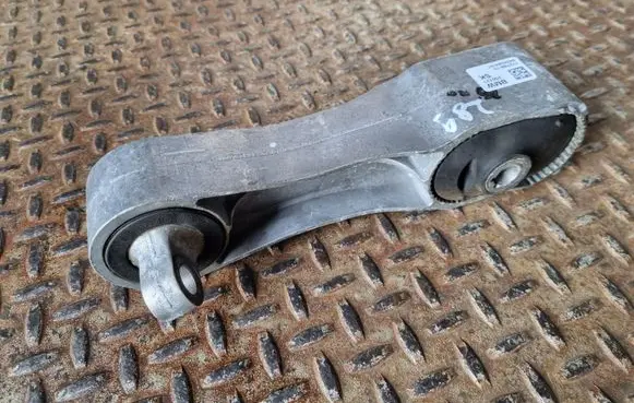 BMW 1 F40 Engine mount bracket 9454384