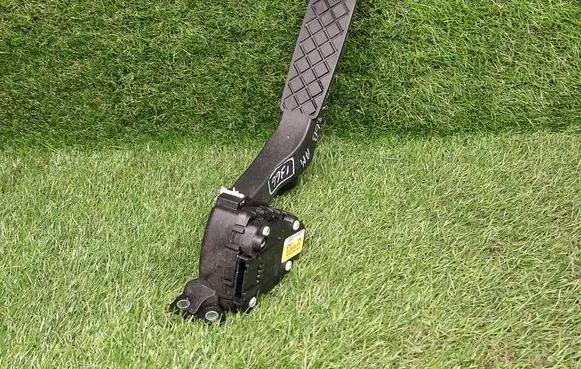 Volkswagen Touareg II Accelerator throttle pedal 7L0723507D