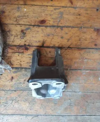 Engine mounting bracket