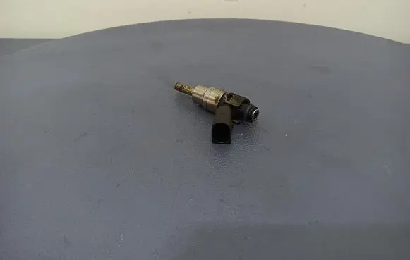 Volkswagen PASSAT B5.5 Fuel injector 0261500014