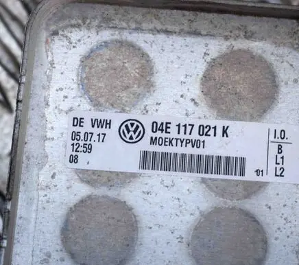 Volkswagen Polo V 6R Engine oil radiator 04E117021K