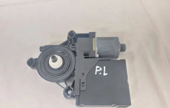 Volkswagen PASSAT B7 Front door window regulator motor 3AA959702A 936320110 3AA837462