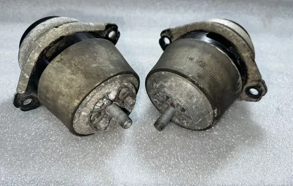 Engine mount bracket