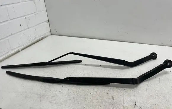 Front wiper blade arm