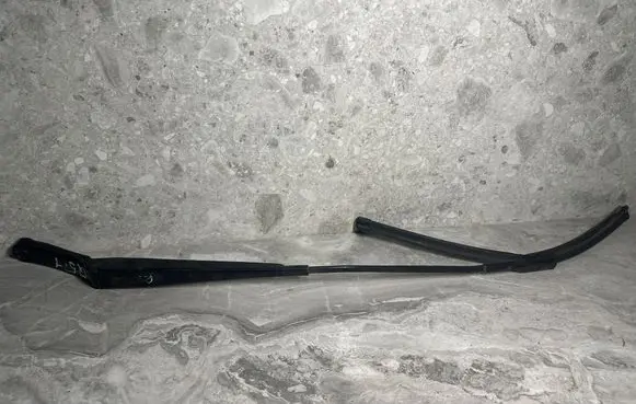 Front wiper blade arm