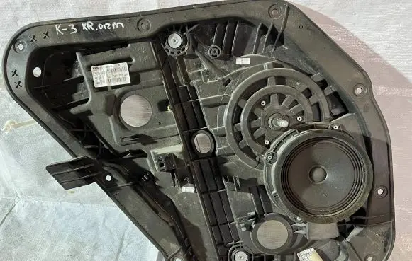 Rear door manual window regulator