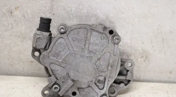 Volkswagen Golf VI Vacuum pump 03L145100G