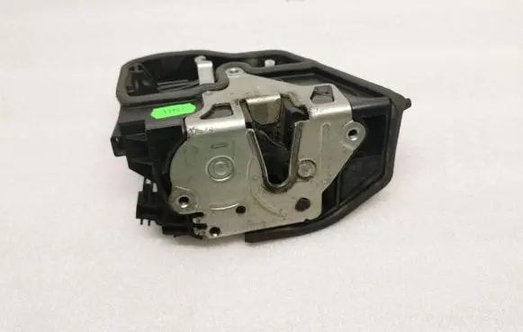BMW X3 E83 Front door lock 7202146