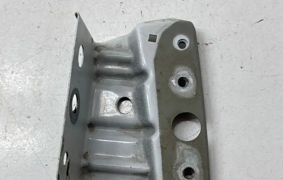 Nissan Qashqai Fender mounting bracket 