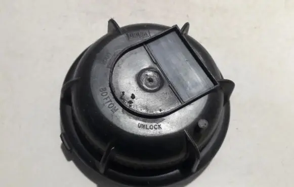 Volvo V70 Headlight/headlamp dust cover 89025105 9178538