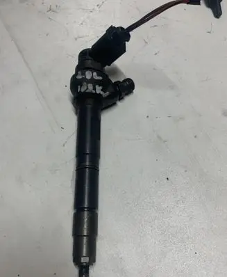 Volkswagen PASSAT B7 Fuel injector 0445118369