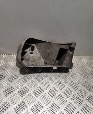 Volvo V70 Engine mounting bracket 9209958