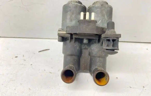 Mercedes-Benz E W124 Coolant heater control valve 0008306584