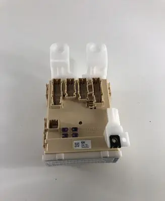 Toyota RAV 4 (XA40) Fuse module 8273042811 63586798 6HA22652H