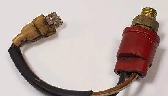 Mercedes-Benz E W124 Coolant level sensor 