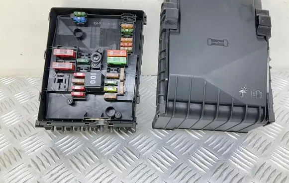 Volkswagen Tiguan Fuse box set 1K0937125D