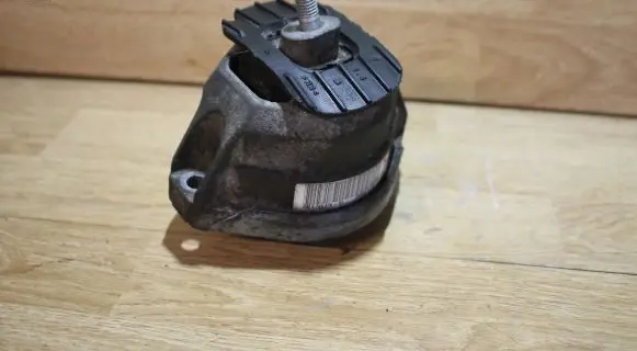BMW 5 E60 E61 Engine mount bracket 6769874