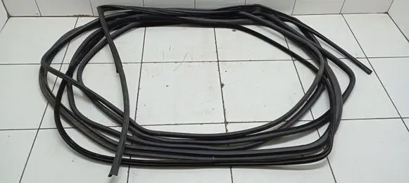 Volvo XC90 Front door rubber seal