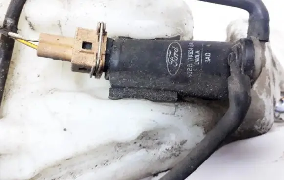 Ford Focus Windscreen/windshield washer pump 93BB17K624BA