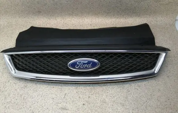Ford Focus Front bumper upper radiator grill 4M518138AE