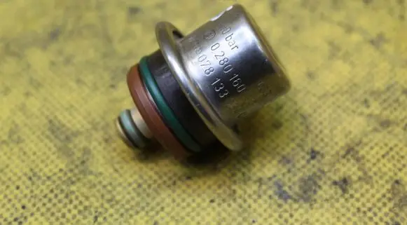 Audi A6 S6 C5 4B Fuel pressure regulator 