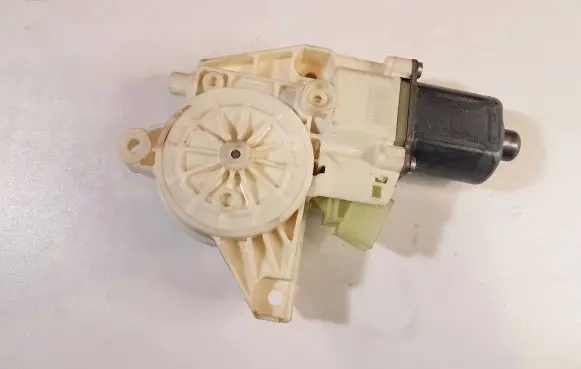 Mercedes-Benz GLK (X204) Rear door window regulator motor A2048200642 0130822504