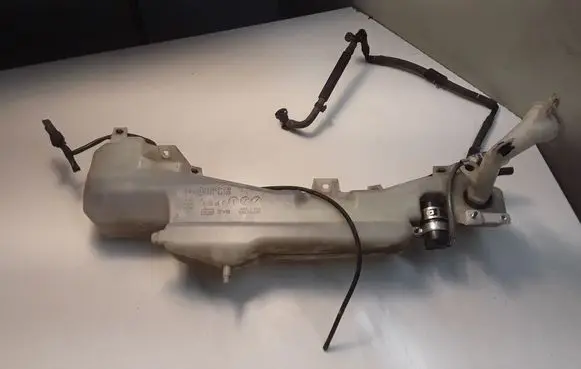 Mitsubishi Pajero Windshield washer fluid reservoir/tank HLC37055